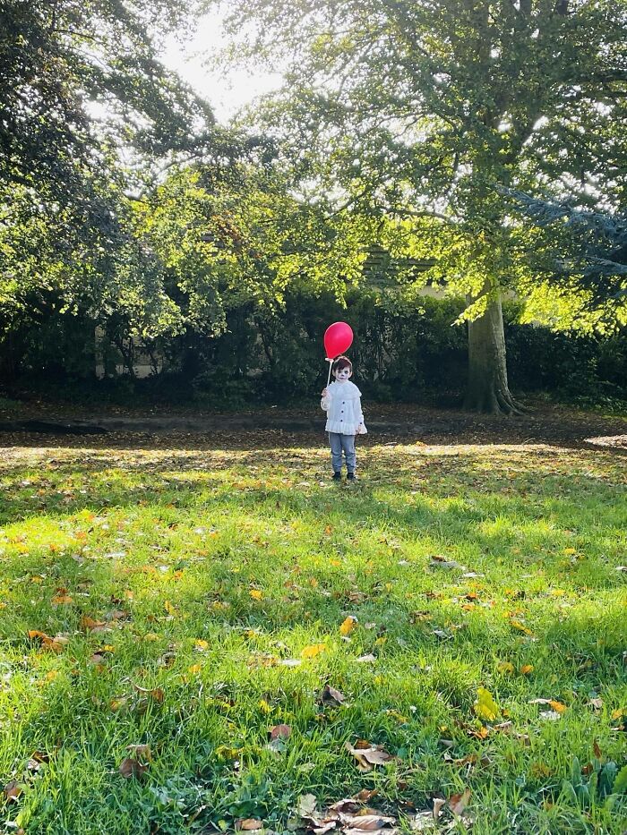 Nos han dicho que el próximo año su disfraz para la fiesta de Halloween del colegio tiene que ser un poco menos "intenso"