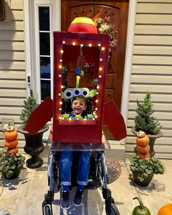 Oooooh. The Clawww. I Have Been Chosen! We Hope Everyone Had A Safe And Healthy Halloween