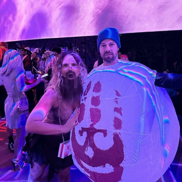 Stephen Amell And Cassandra Jean Amell As Wilson And Chuck Noland