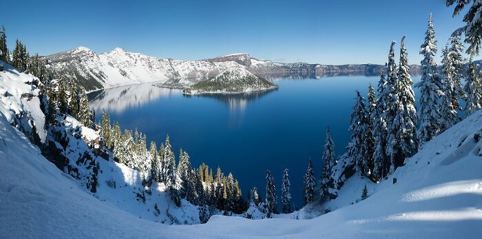 the lake between a snowy mountains