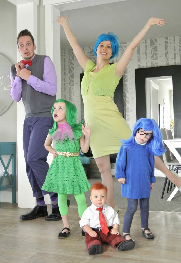 Halloween Photo Tradition (8 Pics)