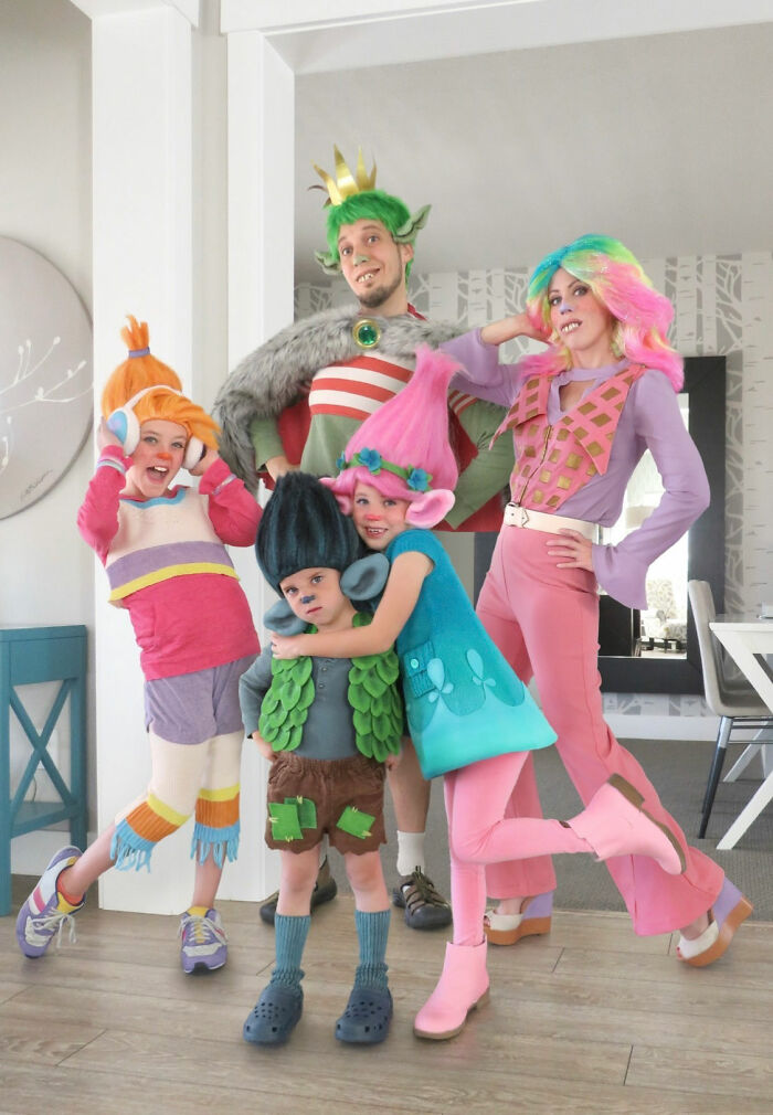 Halloween Photo Tradition (8 Pics)