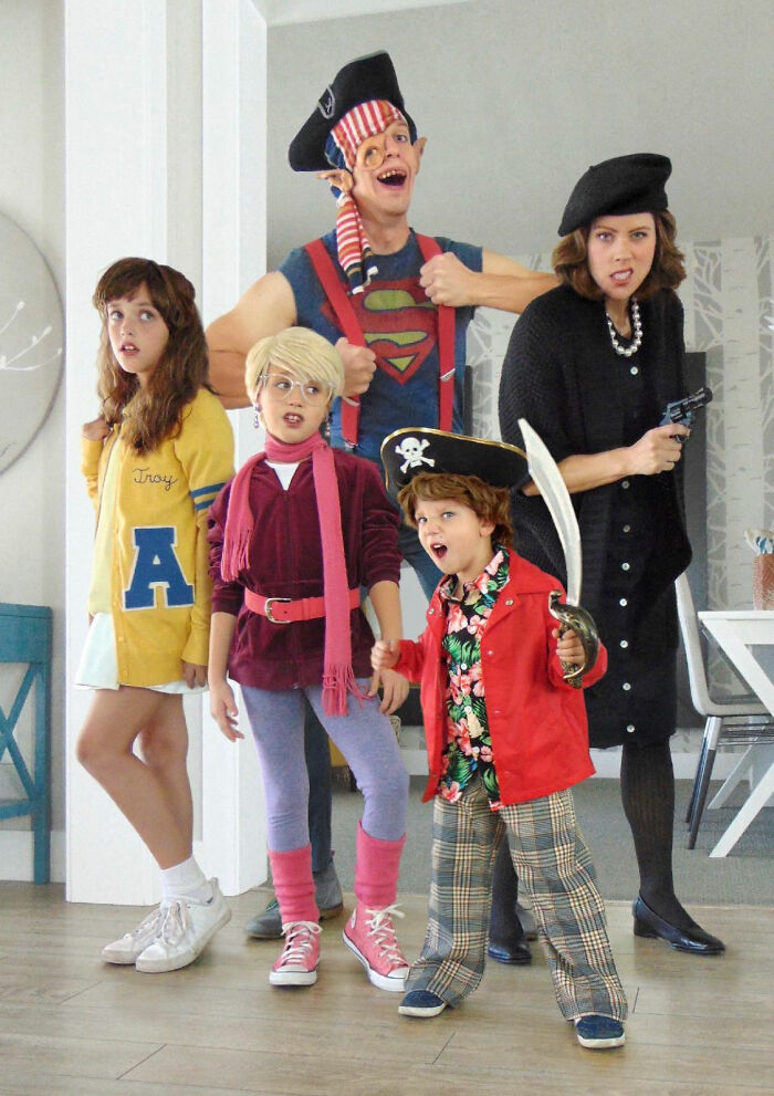 Halloween Photo Tradition (8 Pics)