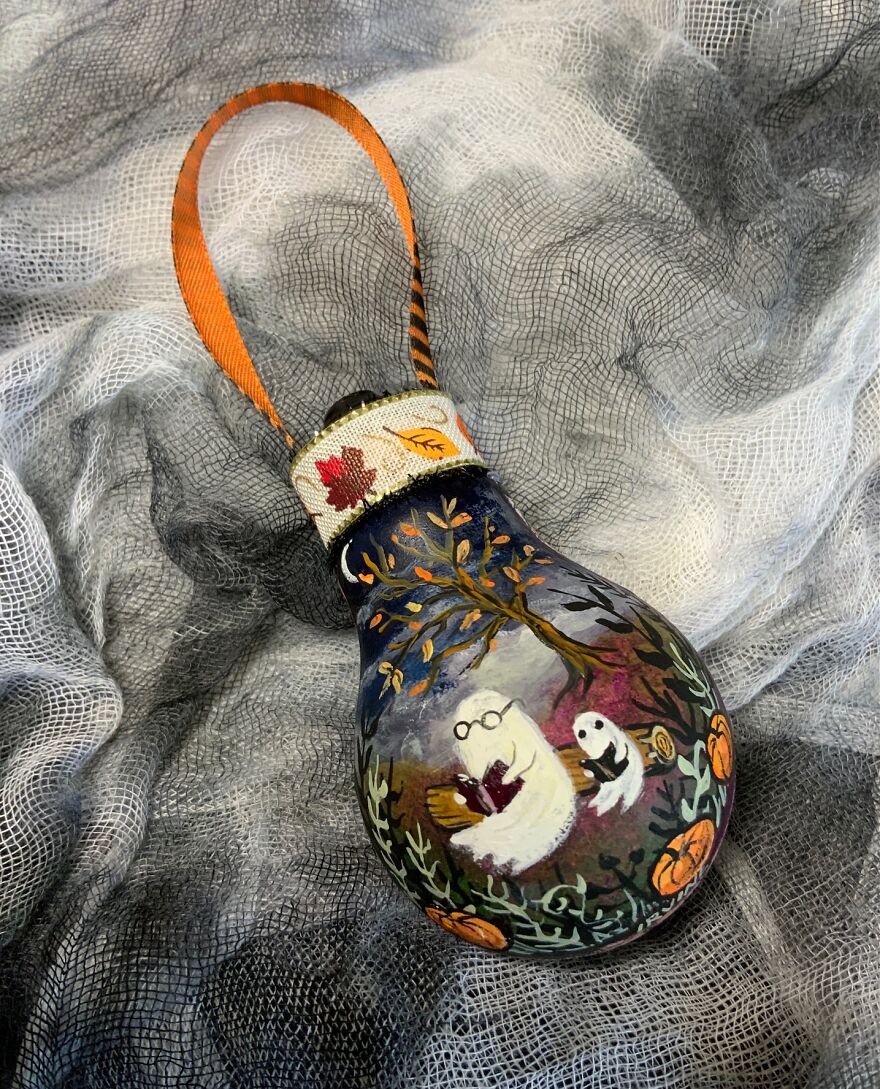 I Paint Hallowe'en Ornaments Using Burnt Out Light Bulbs (9 Pics)