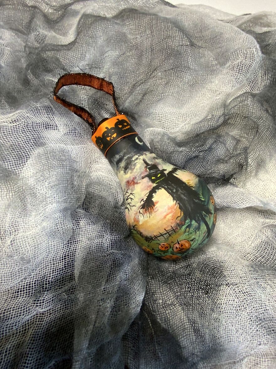 I Paint Hallowe'en Ornaments Using Burnt Out Light Bulbs (9 Pics)