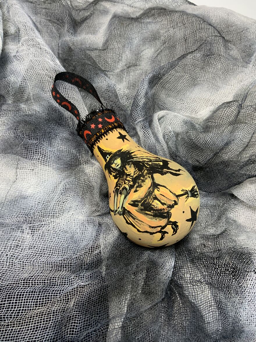 I Paint Hallowe'en Ornaments Using Burnt Out Light Bulbs (9 Pics)