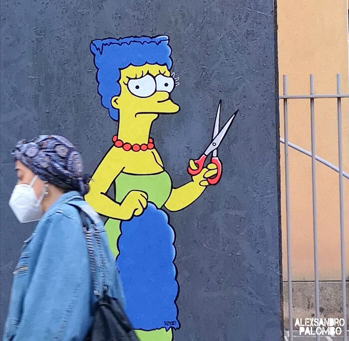 Street Art By Alexsandro Palombo "The Cut" Portrays Marge Simpson Cutting Her Iconic Hair In Solidarity With Mahsa Amini (6 Pics) Street Art By Alexsandro Palombo "The Cut" Portrays Marge Simpson Cutting Her Iconic Hair In Solidarity With Mahsa Amini (6 Pics)
