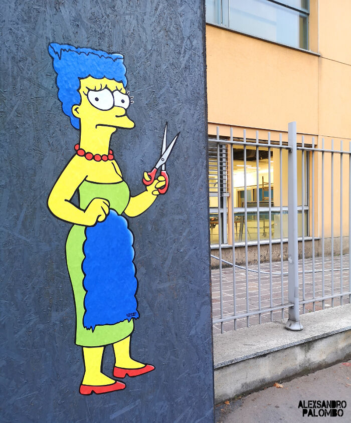 Street Art By Alexsandro Palombo "The Cut" Portrays Marge Simpson Cutting Her Iconic Hair In Solidarity With Mahsa Amini (6 Pics) Street Art By Alexsandro Palombo "The Cut" Portrays Marge Simpson Cutting Her Iconic Hair In Solidarity With Mahsa Amini (6 Pics)