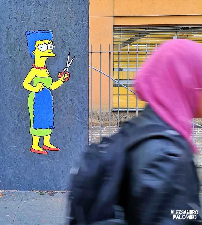 Street Art By Alexsandro Palombo "The Cut" Portrays Marge Simpson Cutting Her Iconic Hair In Solidarity With Mahsa Amini (6 Pics) Street Art By Alexsandro Palombo "The Cut" Portrays Marge Simpson Cutting Her Iconic Hair In Solidarity With Mahsa Amini (6 Pics)