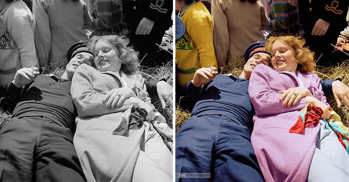 Un marinero noruego y una chica de Oswego en un carro de heno durante la Semana de las Naciones Unidas, Oswego, Nueva York. Fotografiado por Marjory Collins en junio de 1943
