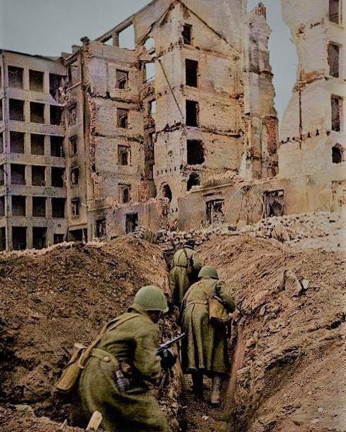 Soviet Soldiers During The Siege On Stalingrad (1942-1943)