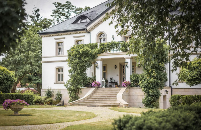 Woman Inherits A House, Shares How She Immediately Started Getting Bullied With Insulting Offers As Part Of Gentrification Woman Inherits A House, Shares How She Immediately Started Getting Bullied With Insulting Offers As Part Of Gentrification