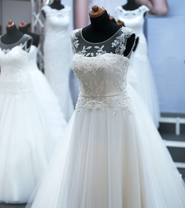 Man Returns His Fiancée’s Wedding Dress To Respect His Mom’s “Vision”, Gets Screamed At Man Returns His Fiancée’s Wedding Dress To Respect His Mom’s “Vision”, Gets Screamed At