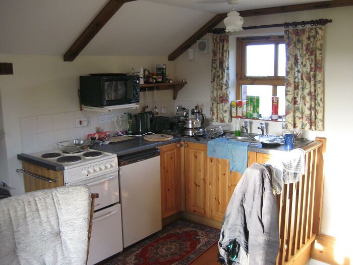 "2 Different Hidden Cameras": 35 Airbnb Horror Stories That Are Not For The Fainthearted