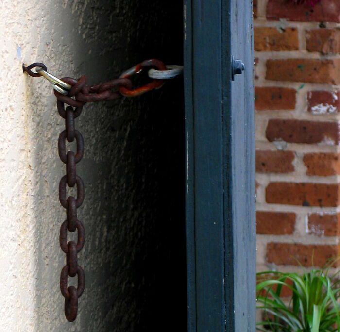 "2 Different Hidden Cameras": 35 Airbnb Horror Stories That Are Not For The Fainthearted