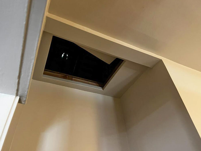 Alojado en un Airbnb. Me desperté esta mañana para encontrar la tapa para acceder al ático completamente movida