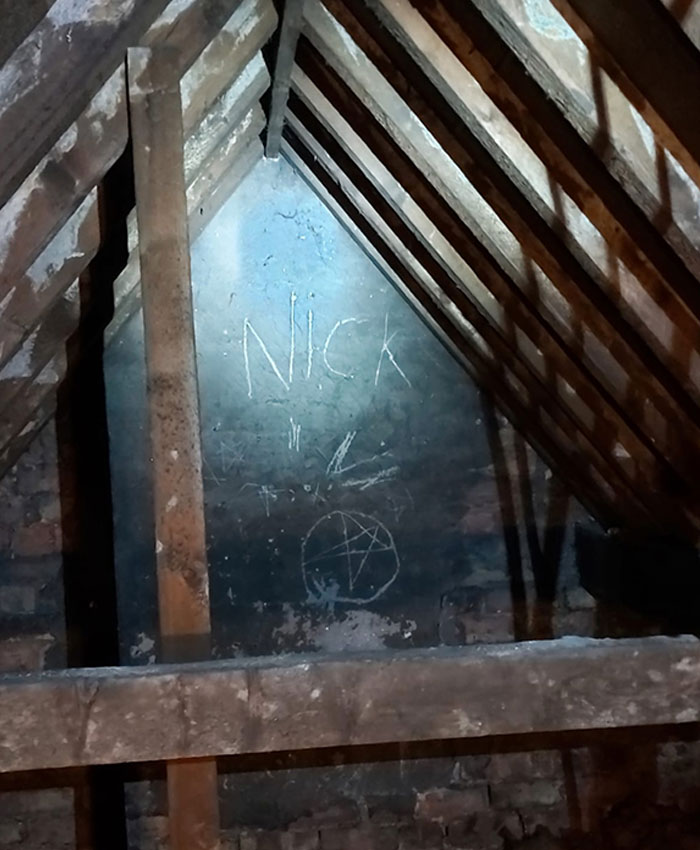 Encontré esto en el loft de mi novia. Ella se mudó hace 3 meses y dice que nunca ha estado ahí arriba. Adivinad cómo me llamo