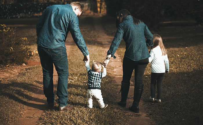 "One Becomes A Narcissist And One Doesn't": Doctor Explains Why No One Ever Has "The Same Parents" "One Becomes A Narcissist And One Doesn't": Doctor Explains Why No One Ever Has "The Same Parents"