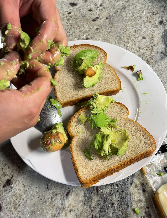 This Is How My Boyfriend Cuts An Avocado
