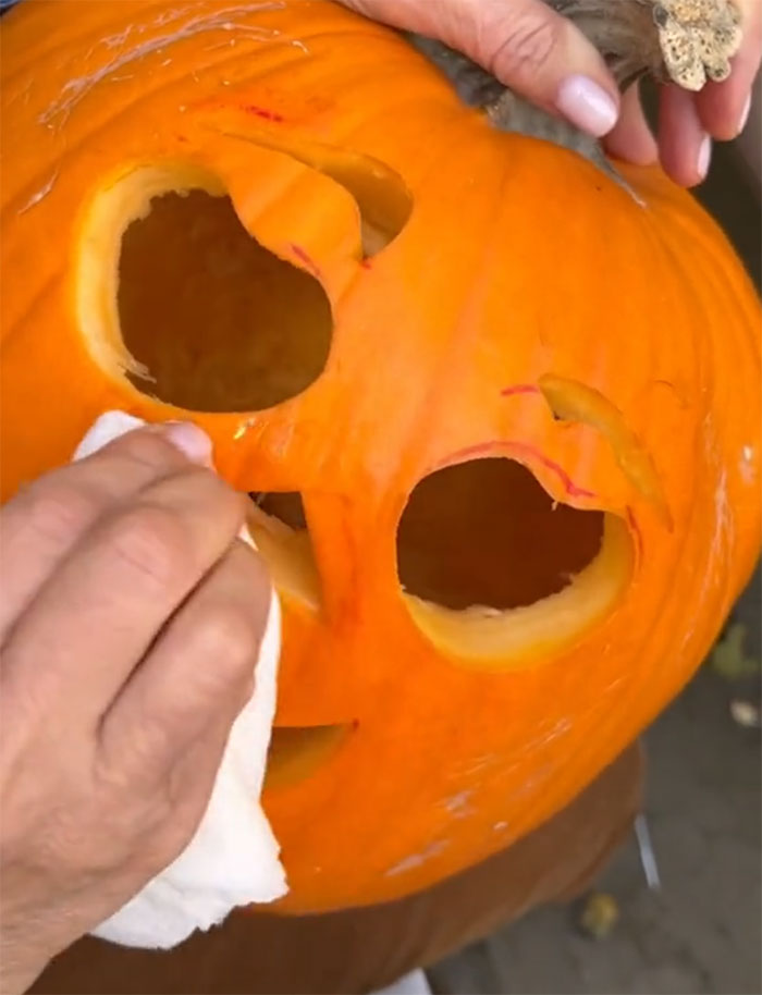 "Do's And Don'ts Of Pumpkin Carving" From This Grandma With Over 2.6M Followers