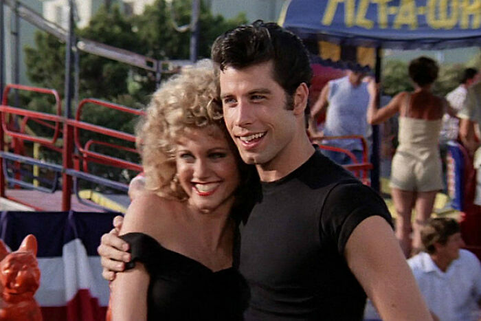 Grease se filmó en 1978 y se trató sobre un romance en 1958. Hoy en día, la película hablaría sobre el año 2000