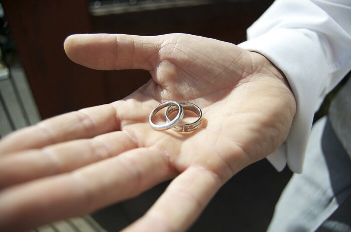 Man Breaks Up With This Woman The Day Before Their Wedding, But She Still Goes On The Honeymoon, Sells Her Rings And Their House Man Breaks Up With This Woman The Day Before Their Wedding, But She Still Goes On The Honeymoon, Sells Her Rings And Their House