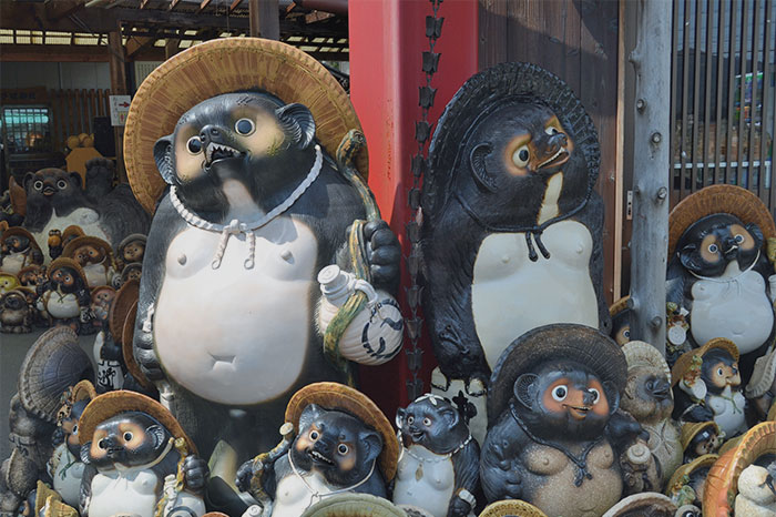 Multiple statues of Tanuki 
