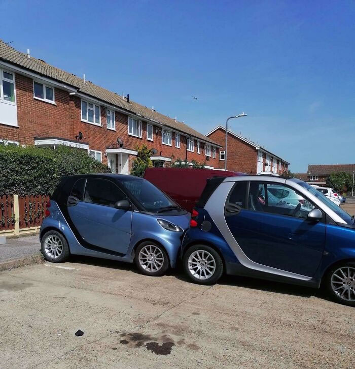 These Two Smart Cars Fitting In One Spot