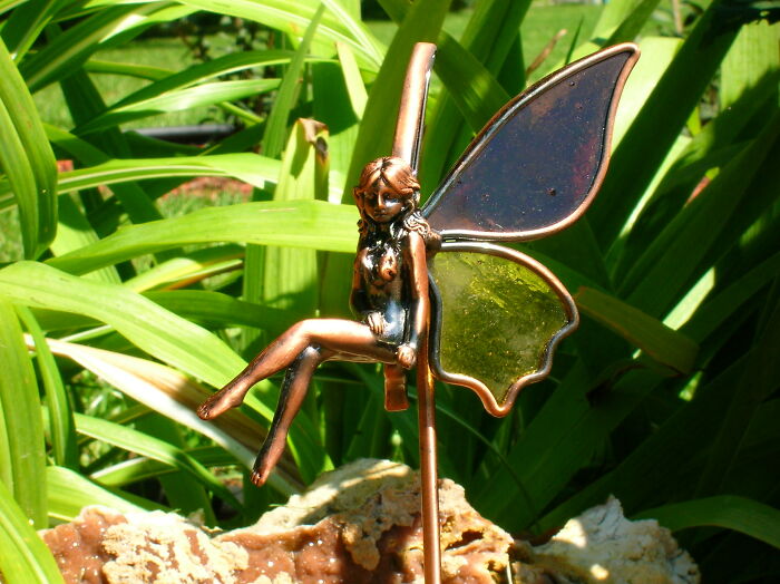 Dad Refuses To Participate In "Large-Scale Global Gaslighting" And Tells His Adopted Daughter That Santa And The Tooth Fairy Are Just Fictional Characters