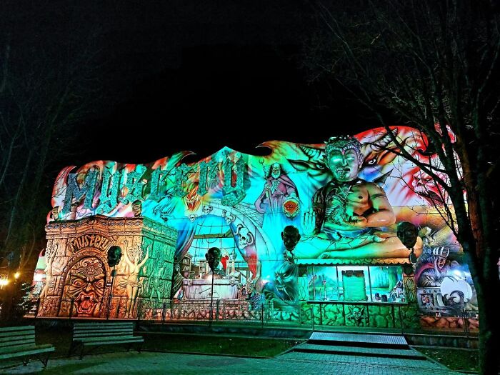 I Took These Photos Last Night When Walking Down The Street (14 Pics)