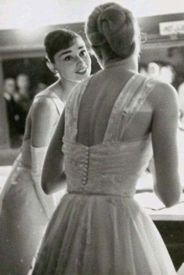 Audrey Hepburn And Grace Kelly Backstage Of The Academy Awards In 1956