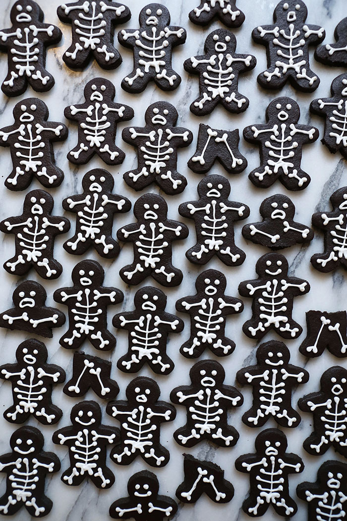 I Repurposed Some Gingerbread Men Cookie Cutters Into Spooky Skeletons For Halloween