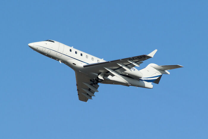 Guy Goes Viral On Twitter With Almost 41K Likes For Revealing How He Got His Phone Stolen While On A Plane