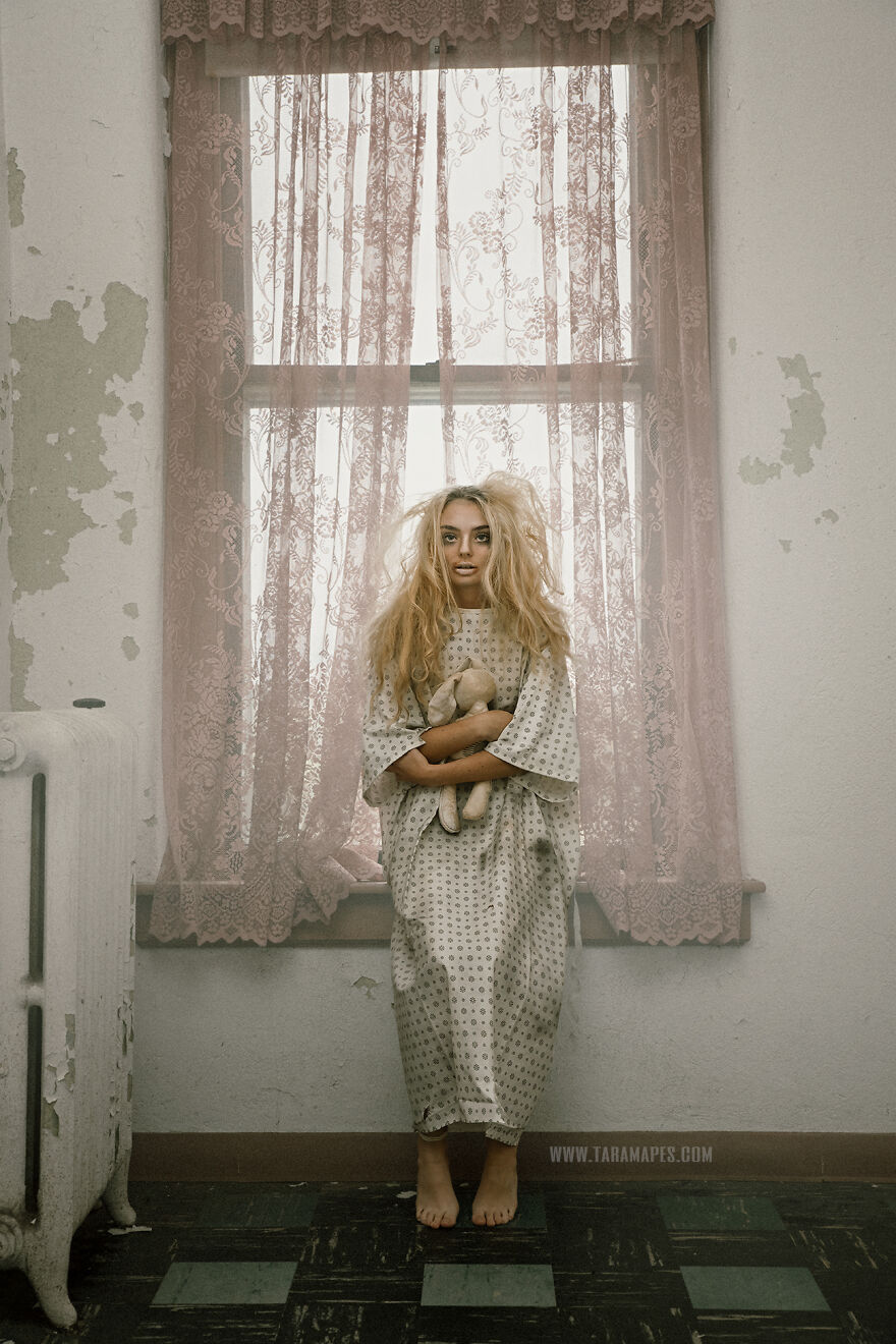 What If Alice Was Really Insane? I Went To An Old Asylum And Created A Photoshoot To Tell A Different Story About Alice And Her "Wonderland" (23 Pics)