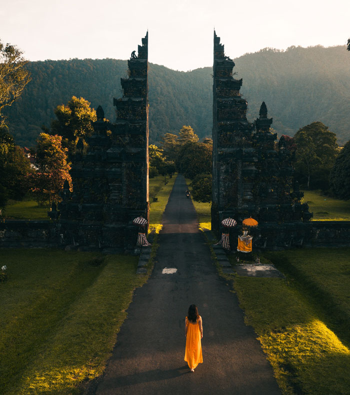 Non-Americans Share 30 Annoying Things Most American Tourists Do But Shouldn't When Visiting Their Countries