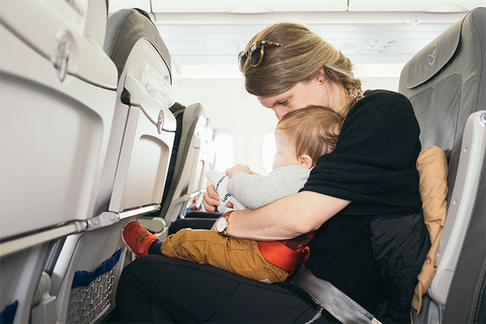 Mother Doesn't Care That Her Kid Is Bothering Other Plane Passengers, Regrets It Later Mother Doesn't Care That Her Kid Is Bothering Other Plane Passengers, Regrets It Later