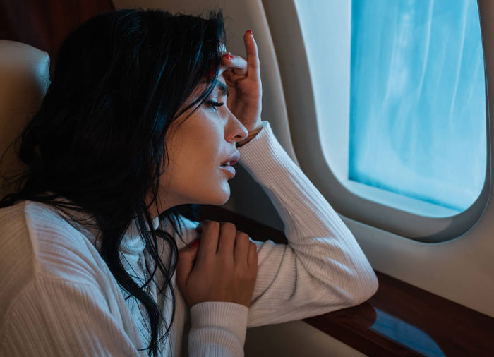 Mother Doesn't Care That Her Kid Is Bothering Other Plane Passengers, Regrets It Later Mother Doesn't Care That Her Kid Is Bothering Other Plane Passengers, Regrets It Later