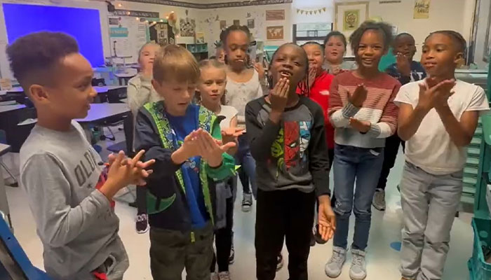 Teacher Notices Students Struggling To Communicate With Deaf Cafeteria Worker, Decides To Teach Them Sign Language Teacher Notices Students Struggling To Communicate With Deaf Cafeteria Worker, Decides To Teach Them Sign Language