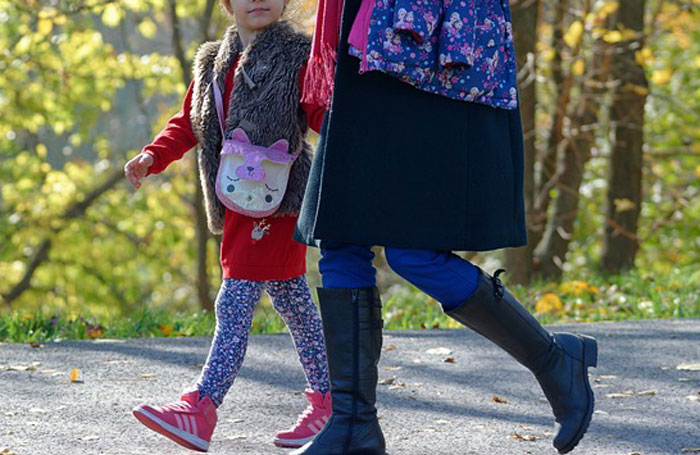 Karen Mom Gets Mad As A Famous Person Doesn't Pay Attention To Her Daughter In A Store, Bashes Her On Social Media In Return