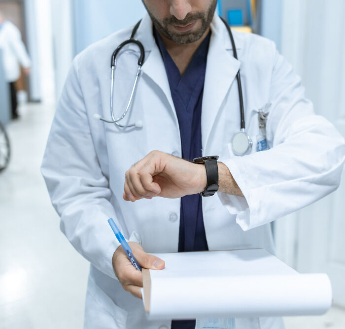 35 Workplace Behaviors That People Say Are Actually Toxic