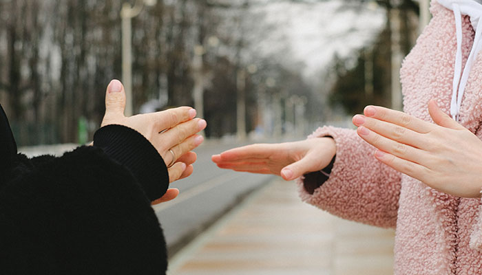 Teacher Notices Students Struggling To Communicate With Deaf Cafeteria Worker, Decides To Teach Them Sign Language Teacher Notices Students Struggling To Communicate With Deaf Cafeteria Worker, Decides To Teach Them Sign Language