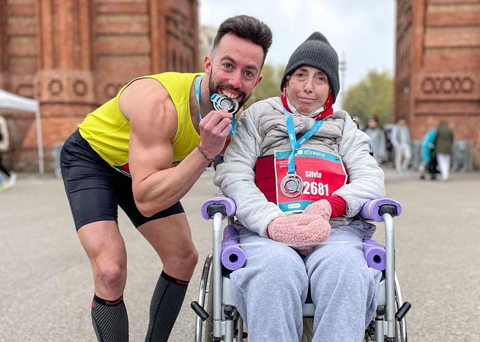 Mother-Son Duo Hold The Guinness World Record For “Fastest Marathon Pushing A Wheelchair,” And The Internet Can’t Get Enough Mother-Son Duo Hold The Guinness World Record For “Fastest Marathon Pushing A Wheelchair,” And The Internet Can’t Get Enough