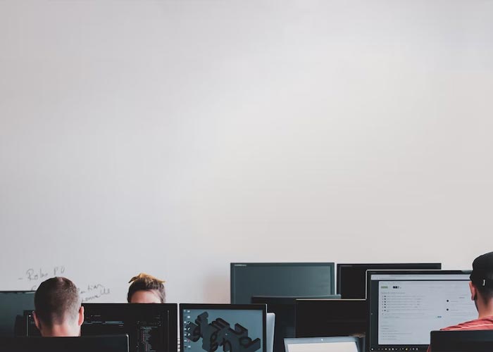 31 “Small, Low-Key Signs” That A Person Is Really Intelligent