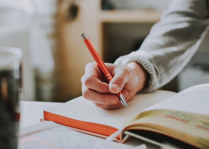 31 “Small, Low-Key Signs” That A Person Is Really Intelligent