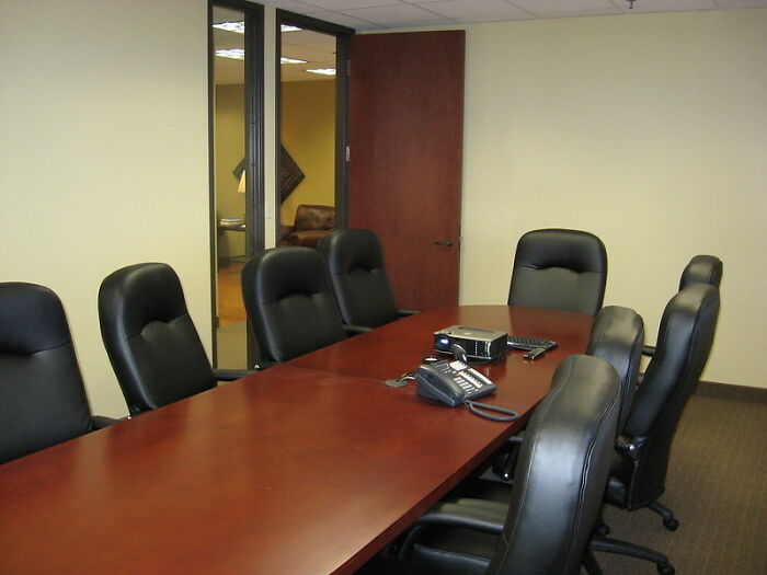 30 Signs That The Workplace You’ve Entered Isn’t Worth Staying In, As Shared By Folks Online