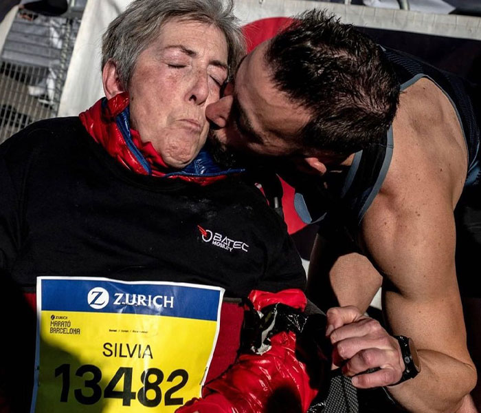 Mother-Son Duo Hold The Guinness World Record For “Fastest Marathon Pushing A Wheelchair,” And The Internet Can’t Get Enough Mother-Son Duo Hold The Guinness World Record For “Fastest Marathon Pushing A Wheelchair,” And The Internet Can’t Get Enough