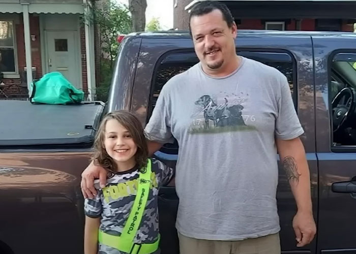 10 Y.O. Asks A Cashier To Pretend To Be His Mom When A Stranger Kept Following Him And Asking To Come With Her