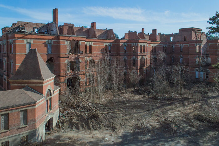 Former Students Share 35 Bizarre Things That Happened At Their Schools