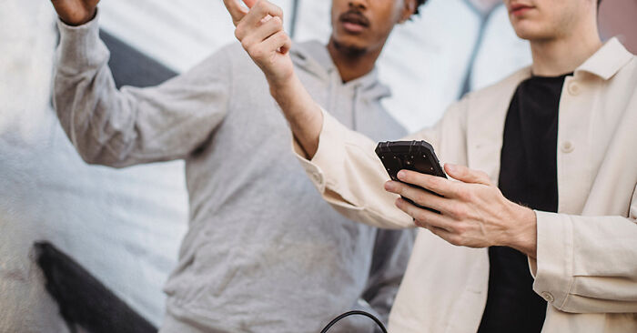 “What Do You Think Would Be The Funniest Thing To Ask A Stranger?” (30 Answers By Our Community)