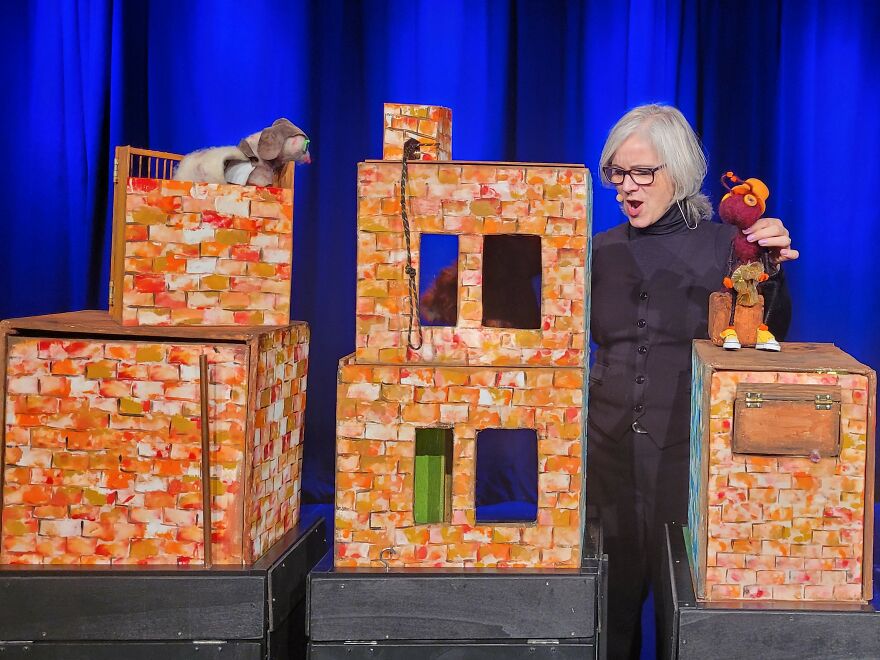 Mice, A Cat, A Pigeon And A Wool Ant Come To Life On Stage (13 Pics) Mice, A Cat, A Pigeon And A Wool Ant Come To Life On Stage (13 Pics)